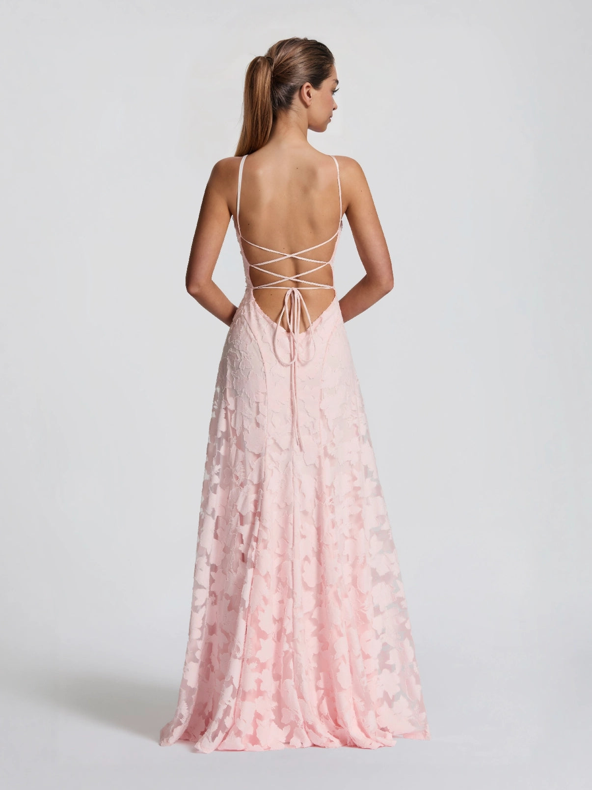 Elegancka sukienka maxi z koronką w kwiaty na ramiączkach