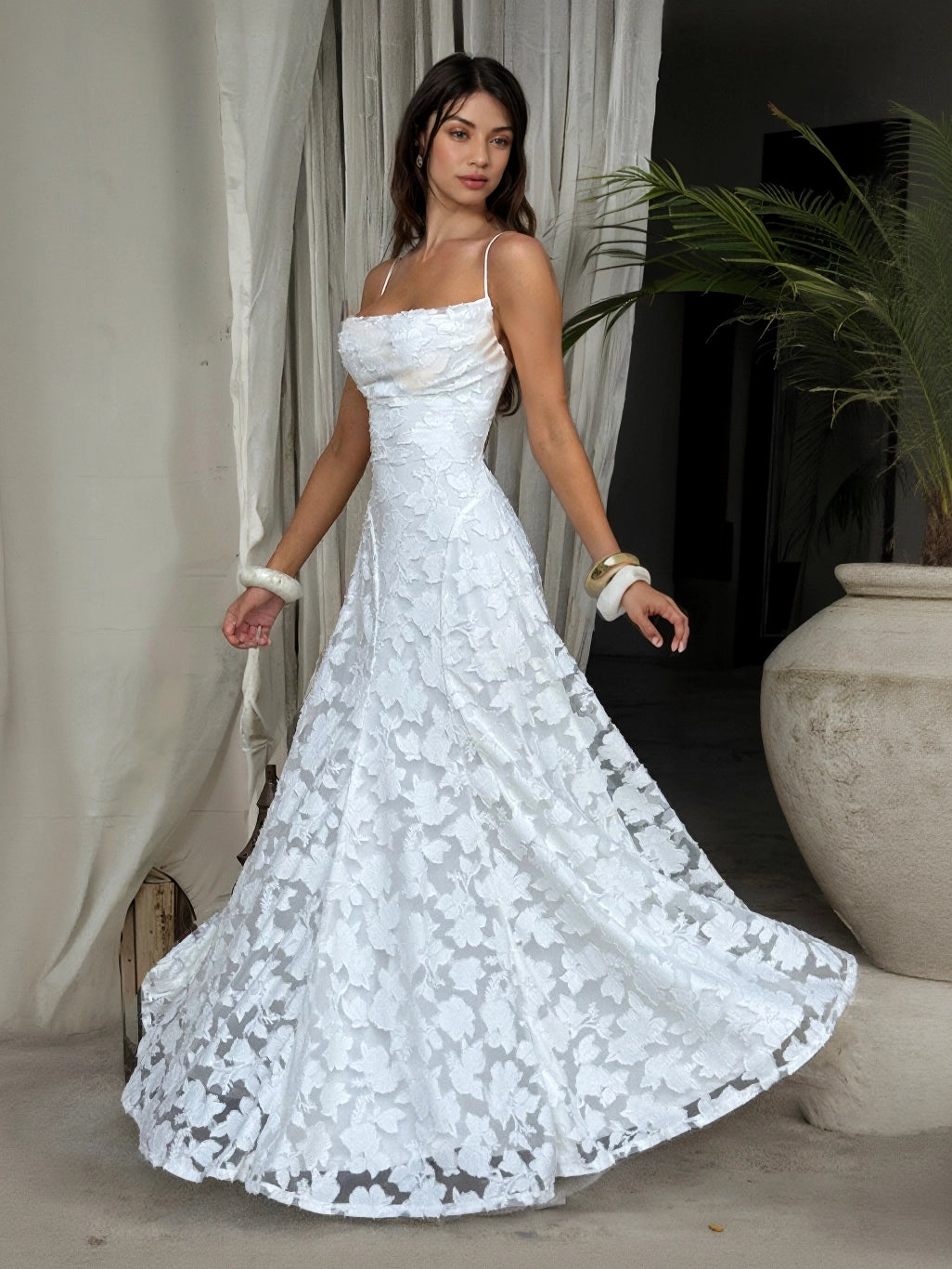 Elegancka sukienka maxi z koronką w kwiaty na ramiączkach