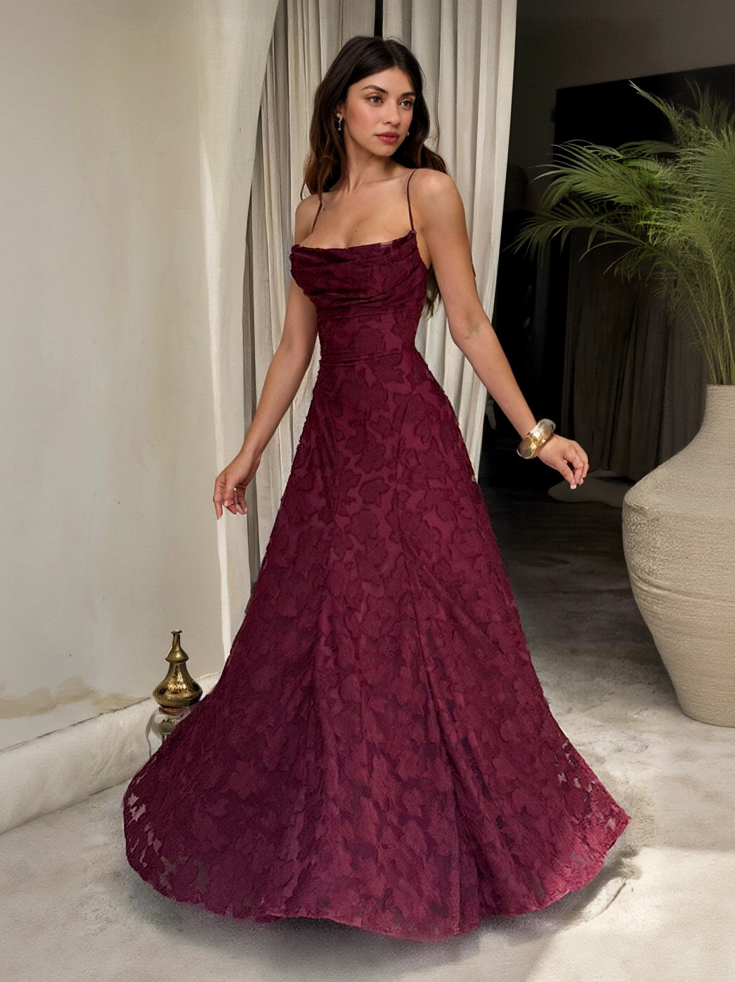 Elegancka sukienka maxi z koronką w kwiaty na ramiączkach