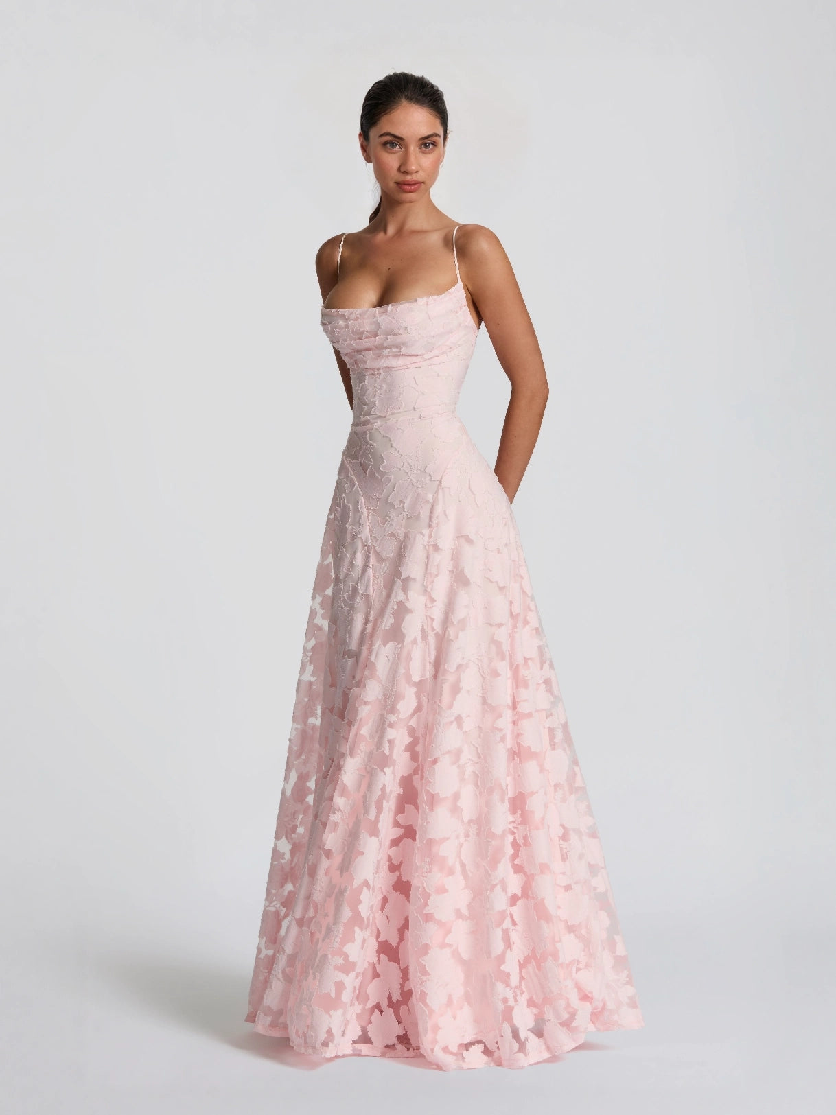 Elegancka sukienka maxi z koronką w kwiaty na ramiączkach