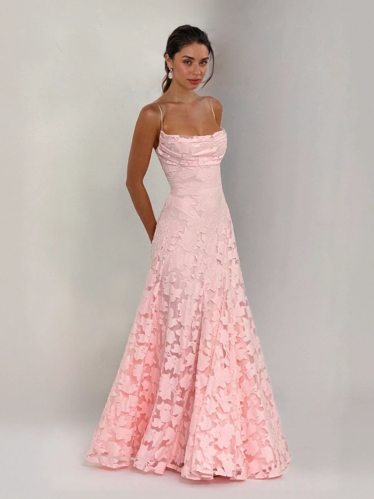 Elegancka sukienka maxi z koronką w kwiaty na ramiączkach